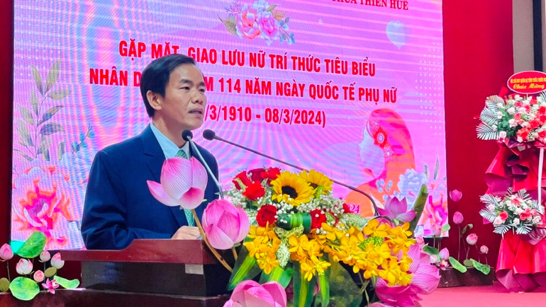 Chủ tịch Ủy ban nhân dân tỉnh Nguyễn Văn Phương phát biểu, tin tưởng chị em nữ trí thức tỉnh sẽ tiếp tục phát huy những kết quả, kinh nghiệm để đóng góp nhiều hơn vào các hoạt động của đất nước nói chung.
