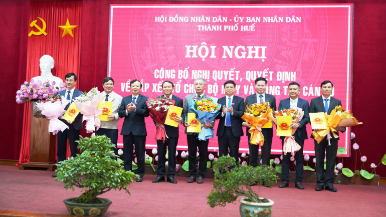 Trao quyết định bổ nhiệm các cán bộ lãnh đạo quản lý tại Sở Nông nghiệp và Môi trường. (Ảnh: Ng.Hiếu)