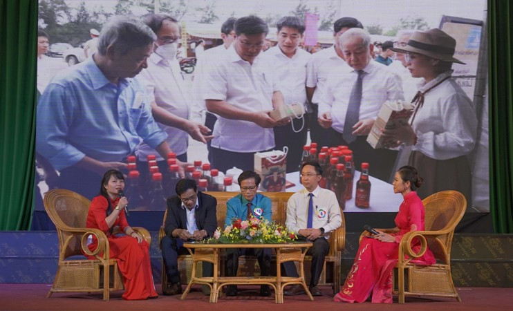 Giao lưu giữa các cá nhân có thành tích xuất sắc trong phong trào thi đua “Dân vận khéo” năm 2023.