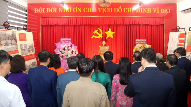 Quang cảnh tại buổi lễ dâng hoa lên Chủ tịch Hồ Chí Minh.