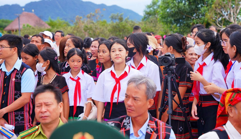 Đồng bào các dân tộc huyện A Lưới cùng các em học sinh trên địa bàn tham dự tại lễ khánh thành Làng văn hóa các dân tộc thiểu số huyện.