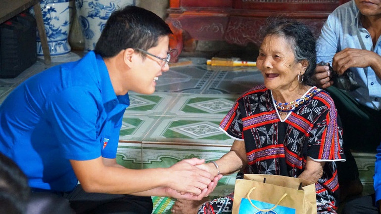 Trao tặng di ảnh liệt sĩ đã phục dựng và tặng qùa cho gia đình chính sách tại A Lưới.