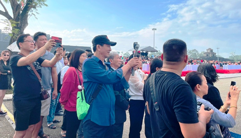 Lễ Ban Sóc đã thu hút đông đảo du khách đến xem.