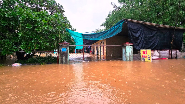 Dự báo, từ nay (14/10) đến ngày 17/10, tại tỉnh Thừa Thiên Huế có mưa to, mưa rất to, có nơi mưa đặc biệt to và rải rác có dông, cần đề phòng lốc, sét và gió giật mạnh.