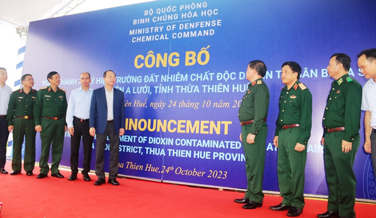 Lãnh đạo Bộ Quốc phòng cùng các bộ, ngành và địa phương tại lễ công bố hoàn thành xử lý hiện trường đất nhiễm chất độc dioxin tại sân bay A So.
