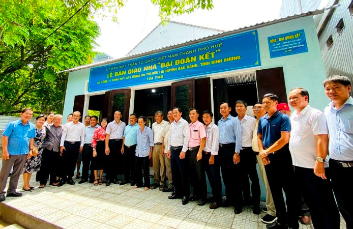 Lãnh đạo 2 địa phương chụp ảnh lưu niệm tại lễ bàn giao nhà cho gia đình ông Nguyễn Văn Vân, trú tại phường Đông Ba (thành phố Huế). Lãnh đạo 2 địa phương chụp ảnh lưu niệm tại lễ bàn giao nhà cho gia đình ông Nguyễn Văn Vân, trú tại phường Đông Ba (thành phố Huế).