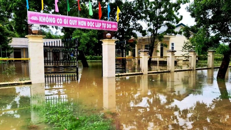 Tại vùng thấp ở huyện Quảng Điền, thị xã Hương Trà bị ngập từ 0,3-0,4m, chính quyền địa phương đã thông báo cho học sinh nghỉ học trong ngày 11/10.