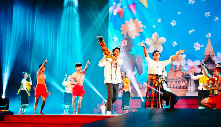 Đây là một chương trình nghệ thuật tổng hợp, đa sắc màu, tôn vinh tình hữu nghị thắm thiết đặc biệt Việt-Lào.