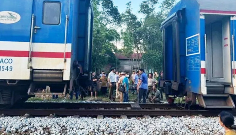 Tách rời đoàn tàu với toa xe bị sự cố trật bánh.