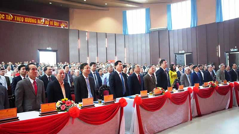 Lãnh đạo thành phố và huyện Quảng Điền qua các thời kỳ cùng đông đảo cựu cán bộ, chiến sĩ lực lượng vũ trang, dân quân, du kích, cơ sở cách mạng tham dự lễ kỷ niệm.