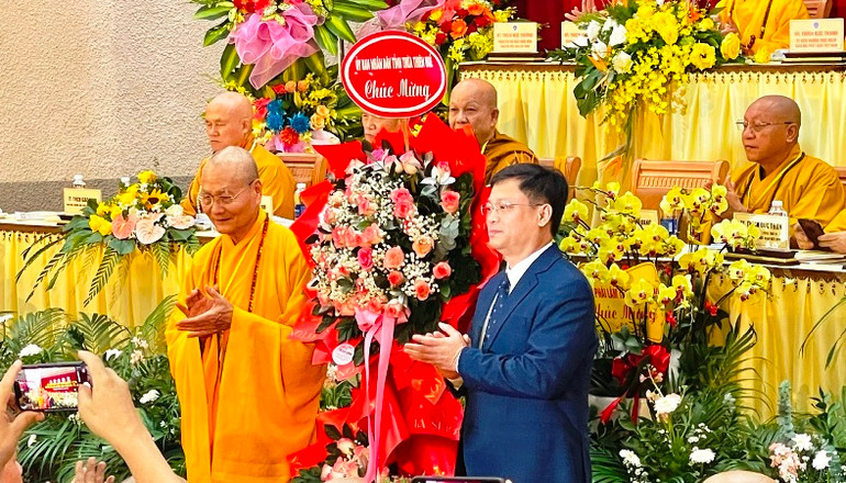 Thay mặt lãnh đạo tỉnh, ông Nguyễn Thanh Bình tặng lẵng hoa chúc mừng đến hội thảo có ý nghĩa này.