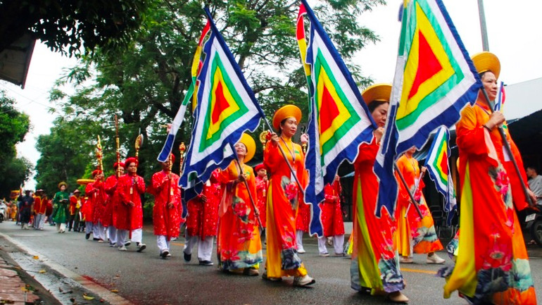 Đoàn cung nghênh Thánh Mẫu bằng đường bộ từ Thánh đường Thiên Tiên Thánh giáo (352 Chi Lăng) lên Nghinh Lương Đình.