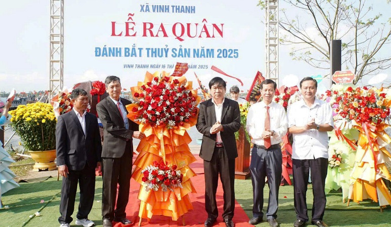 Lãnh đạo Huyện ủy, Ủy ban nhân dân huyện Phú Vang chúc mừng, động viên Chi hội nghề cá cùng bà con ngư dân Vinh Thanh ra quân chuyến đầu năm.