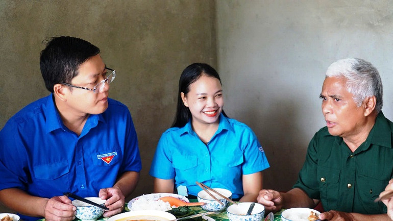 Tuổi trẻ Thừa Thiên Huế tổ chức “Bữa cơm tri ân” dành cho các gia đình chính sách.