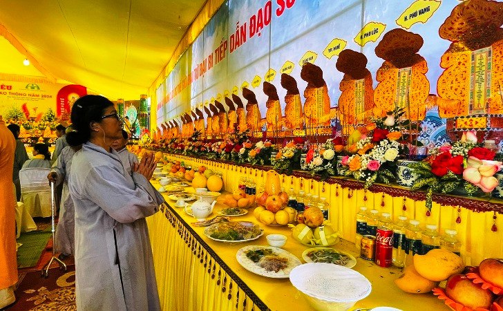 Đông đảo đại biểu, tăng ni, phật tử tưởng niệm các nạn nhân tử vong do tai nạn giao thông.