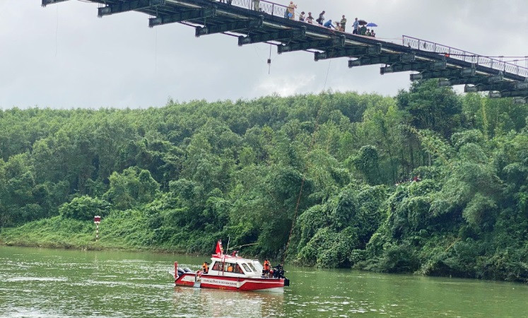 Lực lượng cứu nạn, cứu hộ tham gia công tác tìm kiếm nạn nhân mất tích tại vị trí dưới chân cầu treo Bình Thành.