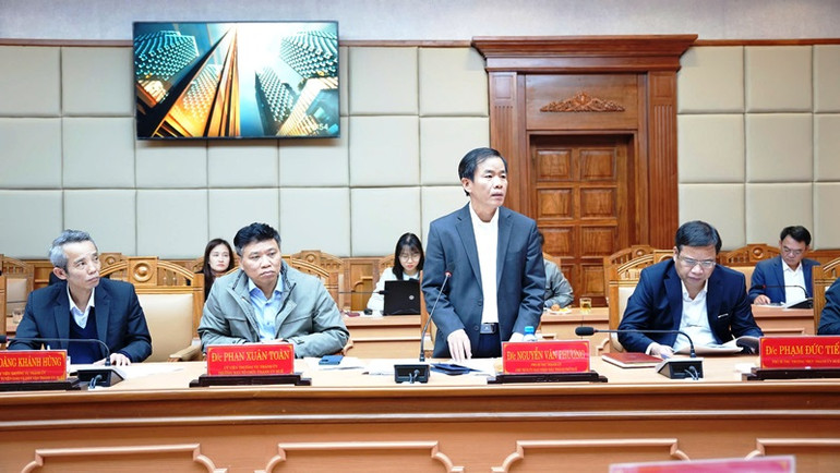 Phó Bí thư Thành ủy, Chủ tịch Ủy ban nhân dân thành phố Nguyễn Văn Phương tham gia ý kiến.