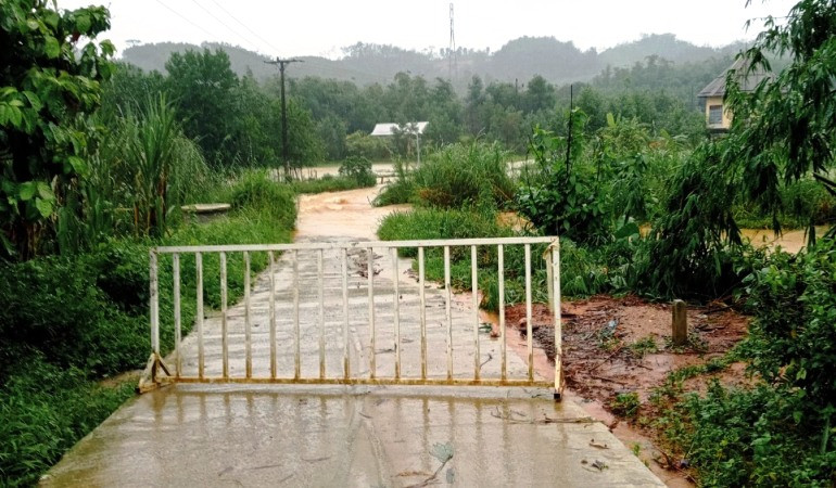 Lực lượng chức năng tại huyện A Lưới tiến hành rào chắn các đường bị ngập sâu, cấm lưu thông qua lại để bảo đảm an toàn.