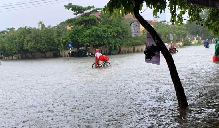 Đến chiều cùng ngày, tại Thừa Thiên Huế trời vẫn tiếp tục mưa lớn, tuy nhiên lượng mưa có giảm hơn so với sáng 25/9.