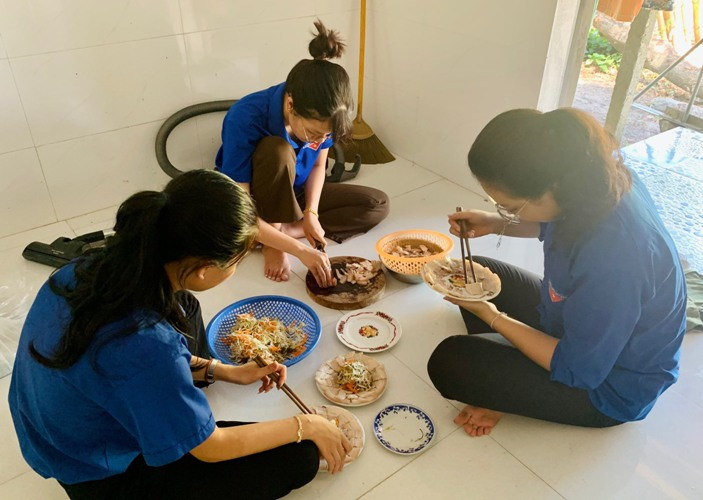 Các bạn đoàn viên, thanh niên phường Thủy Phương (thị xã Hương Thủy) cùng cán bộ Tỉnh đoàn Thừa Thiên Huế cùng làm mâm cơm, trước cúng các liệt sĩ, sau dùng bữa cơm tri ân tại nhà Mẹ Việt Nam Anh hùng Nguyễn Thị Tuyết.