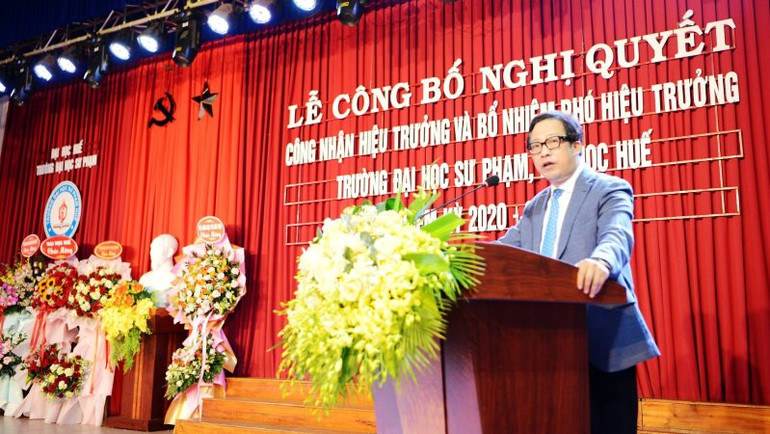 PGS,TS Lê Anh Phương, Giám đốc Đại học Huế phát biểu chúc mừng tân Hiệu trưởng và Phó Hiệu trưởng Trường đại học Sư phạm, Đại học Huế.