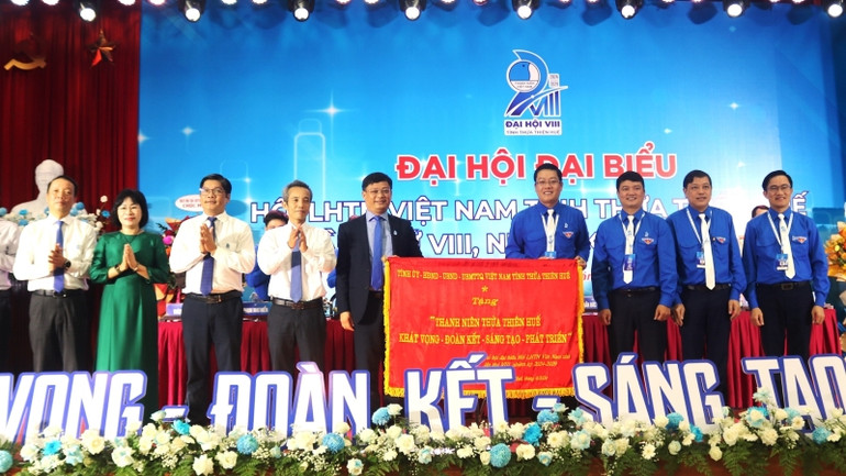 Tỉnh ủy, Hội đồng nhân dân, Ủy ban nhân dân, Ủy ban Mặt trận Tổ quốc Việt Nam tặng Đại hội Bức trướng với nội dung: “ Thanh niên Thừa Thiên Huế Khát vọng - Đoàn kết - Sáng tạo - Phát triển”.