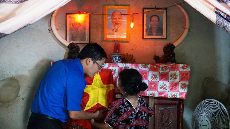 Trao tặng di ảnh liệt sĩ đã phục dựng và tặng qùa cho gia đình chính sách tại A Lưới.