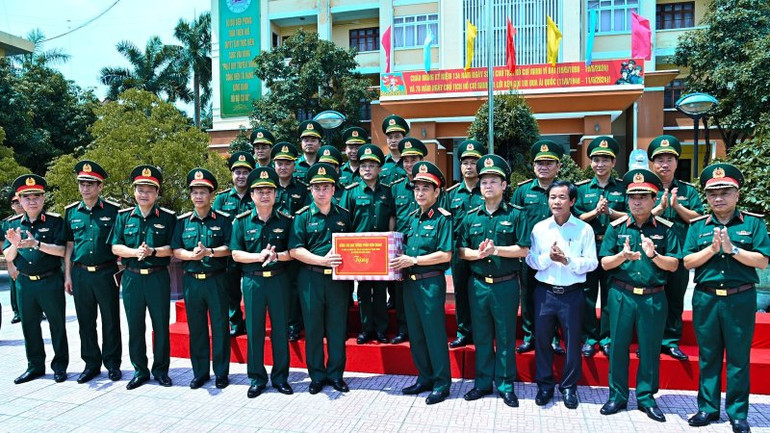Đại tướng Phan Văn Giang tặng quà cán bộ, chiến sĩ Bộ đội Biên phòng tỉnh Thừa Thiên Huế.