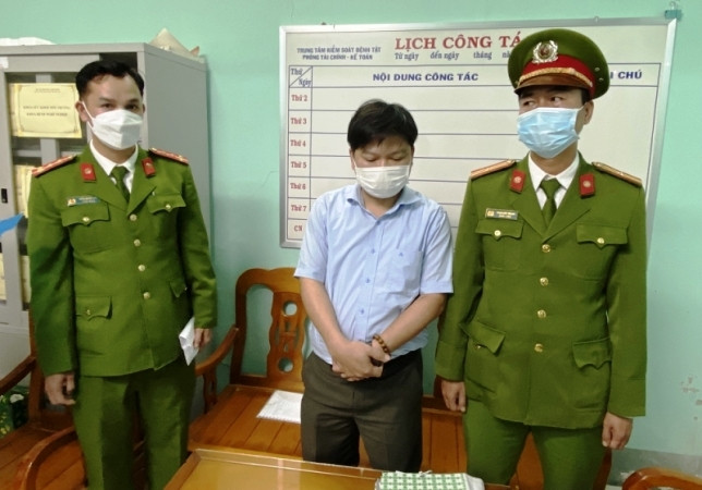 Cơ quan Công an bắt tạm giam Hà Thúc Nhật (ở giữa), nguyên Kế toán trưởng kiêm Trưởng phòng Tài chính kế toán CDC Thừa Thiên Huế theo quyết định của Cơ quan Cảnh sát điều tra Công an tỉnh Thừa Thiên Huế ngày 17/2/2023. (ảnh: Công an cung cấp).