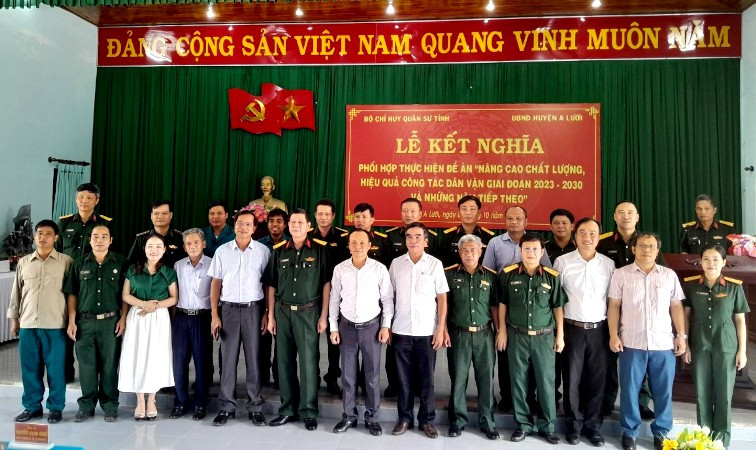 Các đại biểu 2 cơ quan Bộ Chỉ huy Quân sự tỉnh và Ủy ban nhân dân huyện A Lưới chụp ảnh lưu niệm.