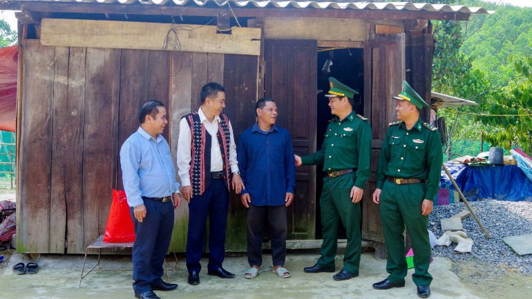 Đại diện các đơn vị thăm hỏi gia đình ông Trần Văn Khưa, ở thôn Liên Hiệp, xã Lâm Đớt, huyện A Lưới.