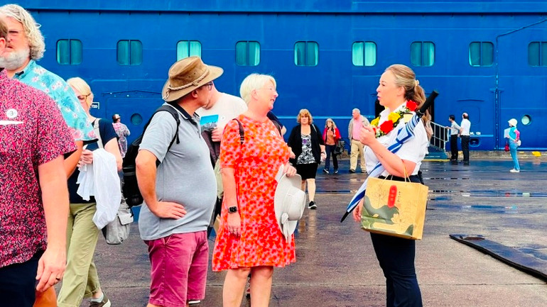 Du khách trên tàu CELEBRITY SOLSTICE xuống tham quan du lịch tại Huế, Đà Nẵng, Quảng Nam.