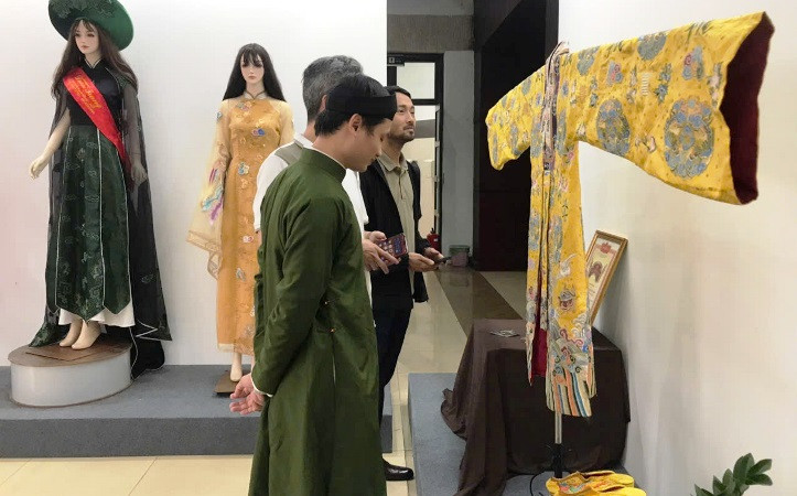 Sở Văn hóa và Thể thao Thừa Thiên Huế đã phát động và đẩy mạnh việc gìn giữ và phục hưng áo dài truyền thống không chỉ trong cộng đồng nhân dân mà còn cả ở khối cơ quan nhà nước.