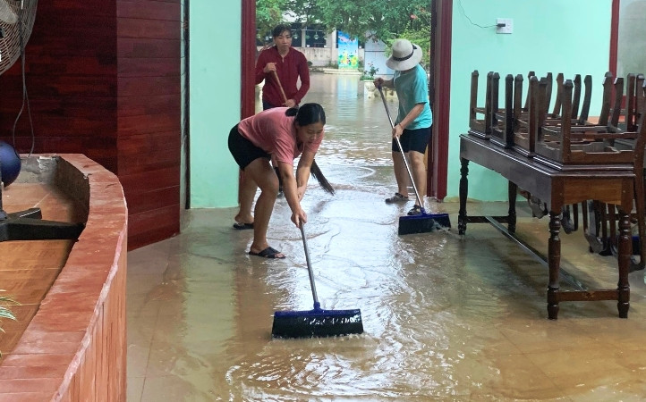 Hiện tại nước lũ đang xuống dần, một số trường trên địa bàn đã huy động các thầy, cô giáo tổng vệ sinh trường lớp để tổ chức cho học sinh đi học trở lại. (Ảnh: MH)