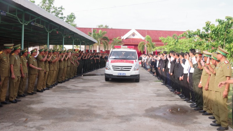 Lãnh đạo, chính quyền, lực lượng vũ trang và nhân dân 2 tỉnh Salavan và Sekong tiễn đưa các liệt sĩ về quê hương.