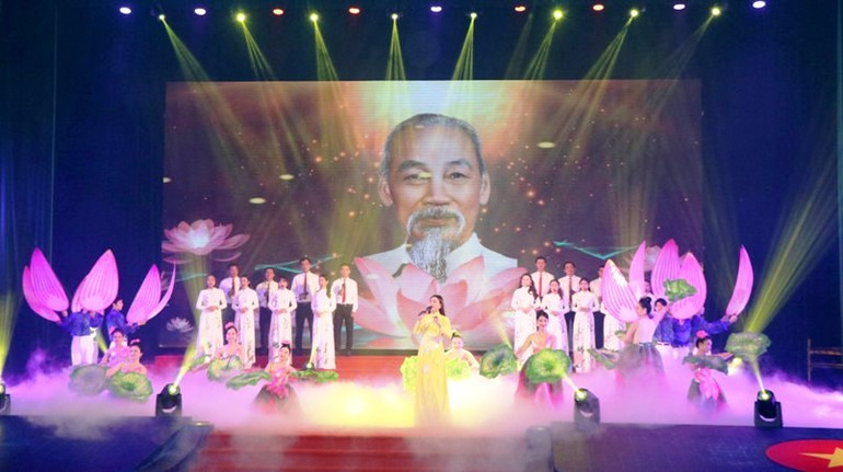 Hợp xướng Hồ Chí Minh đẹp nhất tên Người.