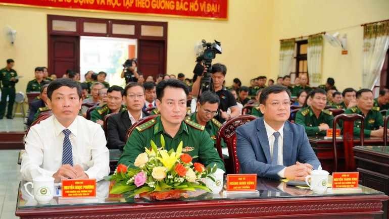 Lãnh đạo Ủy ban nhân dân tỉnh và các ban, ngành liên quan tham dự buổi tổng kết và trao giải các cuộc thi.