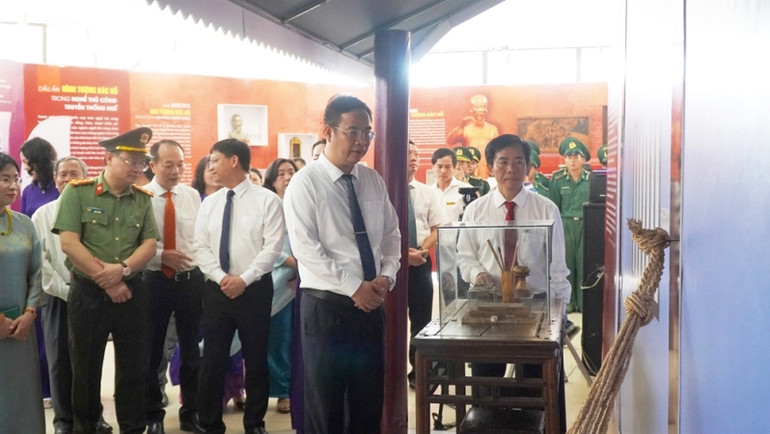 Lãnh đạo thành phố tham quan các không gian trưng bày ở triển lãm.