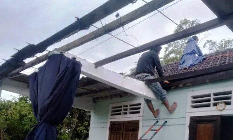 Chính quyền địa phương đang huy động lực lượng xung kích giúp dân khắc phục hậu quả lốc xoáy tại xã Phú Hồ, huyện Phú Vang.