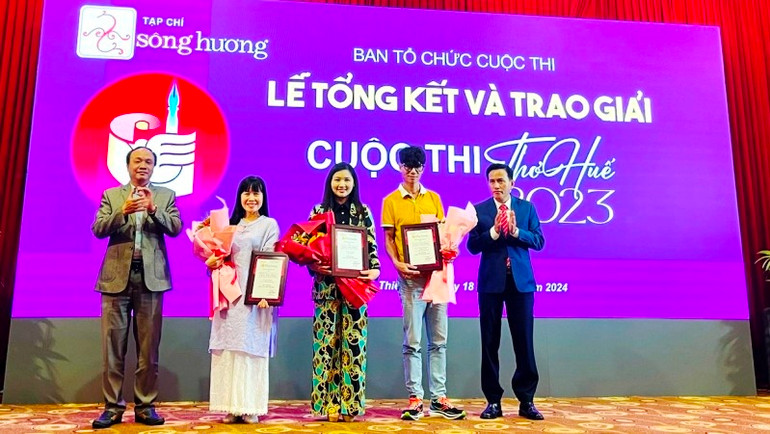 Trao giải Ba cho các tác giả tại cuộc thi "Thơ Huế 2023".