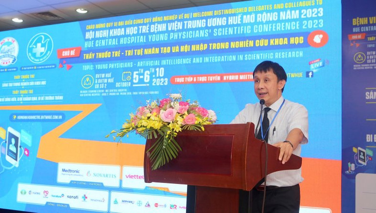 Giáo sư, Tiến sĩ Phạm Như Hiệp, Giám đốc Bệnh viện Trung ương Huế chia sẻ tại hội nghị. (Ảnh: THƯỢNG HIỂN)