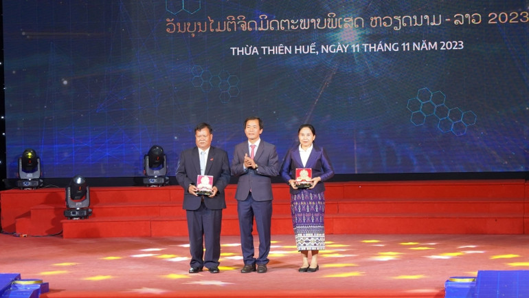 Chủ tịch Ủy ban nhân dân tỉnh Thừa Thiên Huế Nguyễn Văn Phương tặng quà lưu niệm cho lãnh đạo 2 tỉnh tỉnh Salavan, Sekong (Lào).