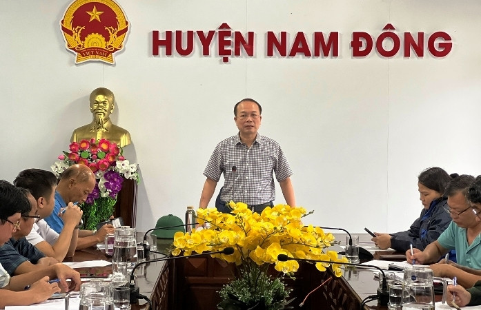Phó Chủ tịch Ủy ban nhân dân tỉnh Phan Quý Phương đã họp khẩn, yêu cầu huyện Nam Đông khẩn trương bố trí một địa điểm làm chợ tạm cho các tiểu thương buôn bán.