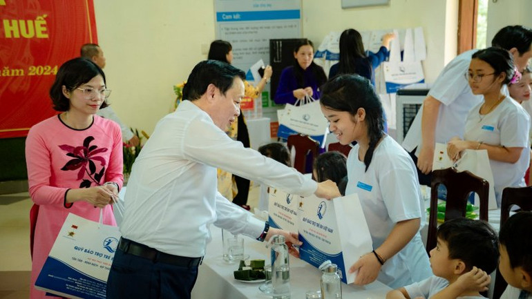 Phó Thủ tướng Trần Hồng Hà thăm và tặng quà cho trẻ em tại Làng trẻ em SOS Huế.