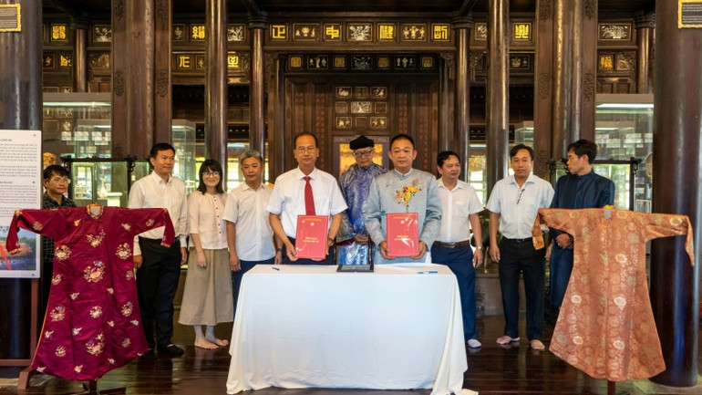 Lãnh đạo Trung tâm Bảo tồn di tích Cố đô Huế ký biên bản bàn giao và tiếp nhận hai chiếc áo dài của Đức bà Từ Cung.