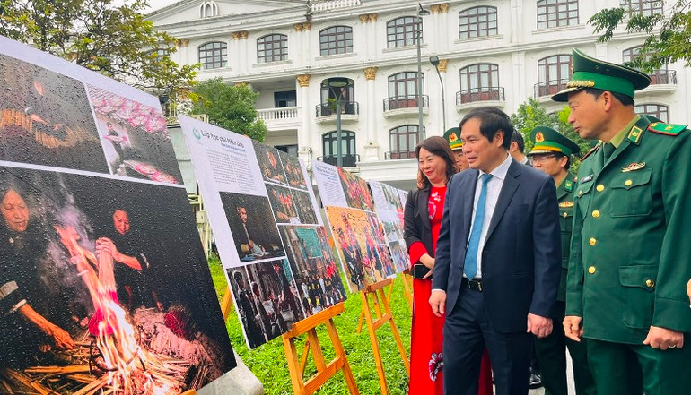 Các đại biểu tham quan các tác phẩm tại triển lãm "Tự hào một dải biên cương".