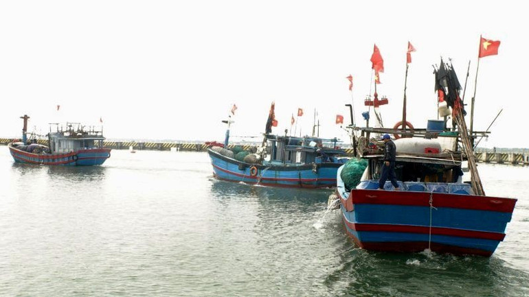 Sau hồi trống xuất quân, đoàn tàu xuất phát vươn khơi bám biển đánh bắt hải sản.