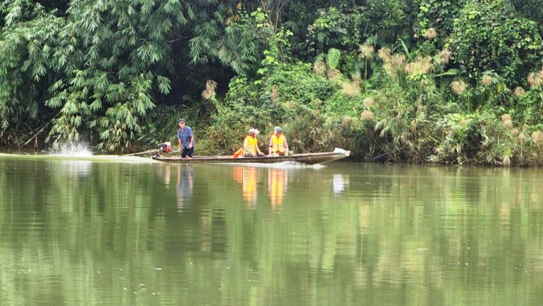 Các lực lượng cứu nạn, cứu hộ tiếp tục tham gia công tác tìm kiếm 2 nạn nhân mất tích trên dòng Hữu Trạch.