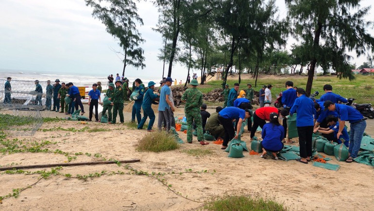 Xã đã huy động các đoàn thể thanh niên, phụ nữ, nông dân và người dân địa phương cùng Bộ đội Biên phòng dùng các thiết bị vật tư tiến hành triển khai xử lý khẩn cấp các điểm sạt lở.