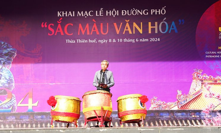 Đại diện Ban tổ chức Festival Huế 2024 đánh trống khai hội.